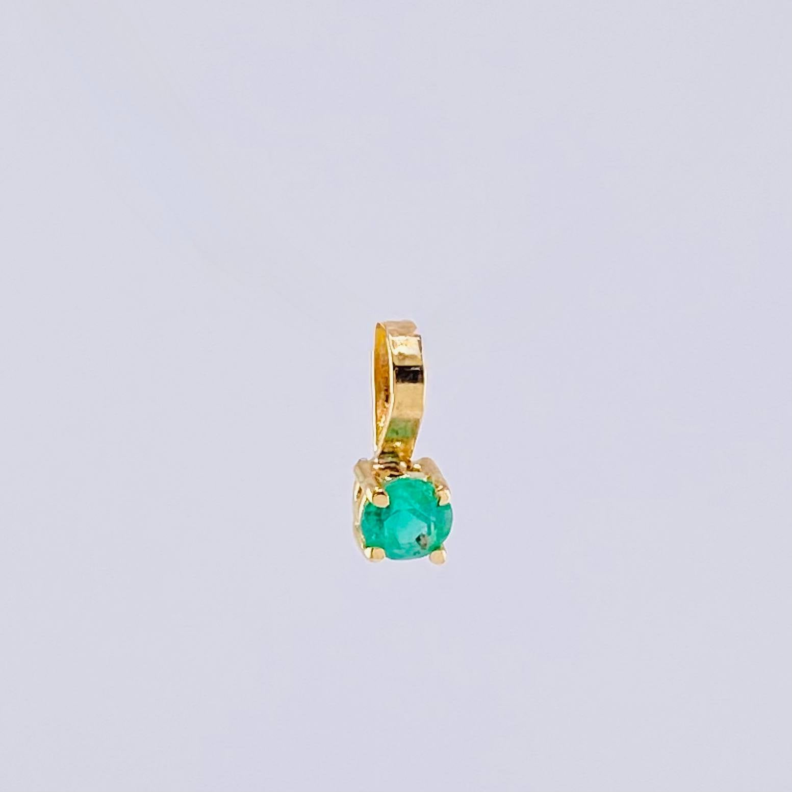 Pendant Emerald Stone 8Pts 0.2 g / 1/4 in Yellow Gold 18K