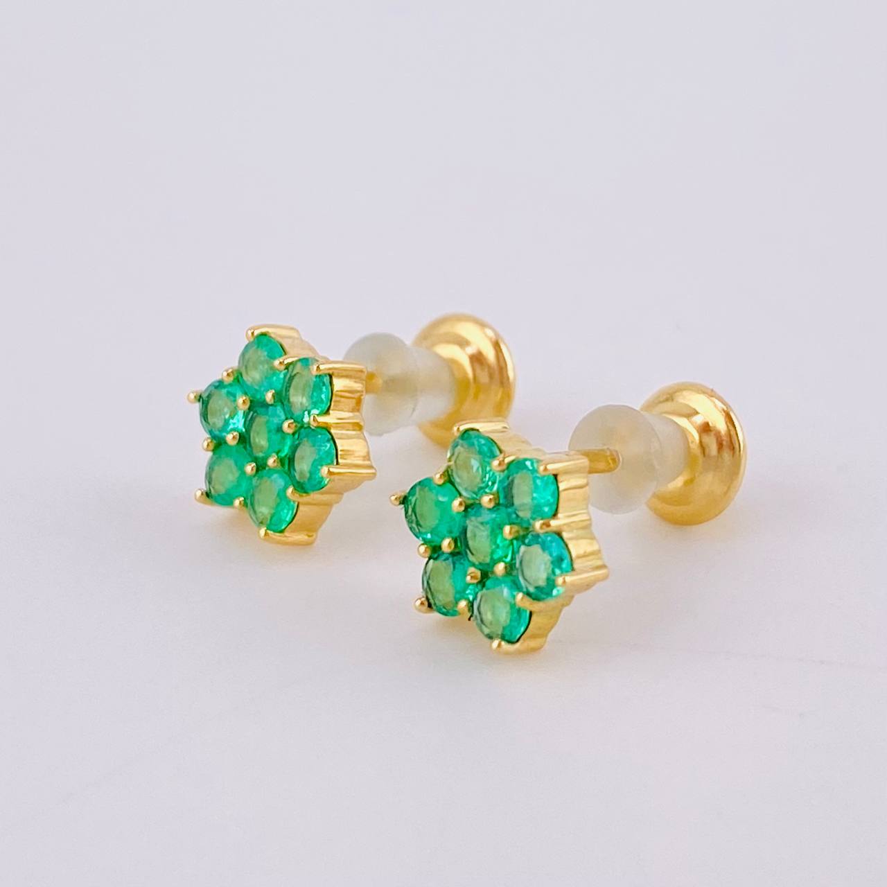 Stud Earrings with Floral Design Emeralds 51Pts 1.5 g / in / 7.5 mm Yellow Gold 18K