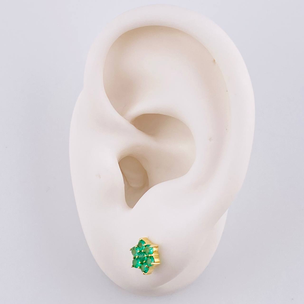 Stud Earrings with Floral Design Emeralds 51Pts 1.5 g / in / 7.5 mm Yellow Gold 18K