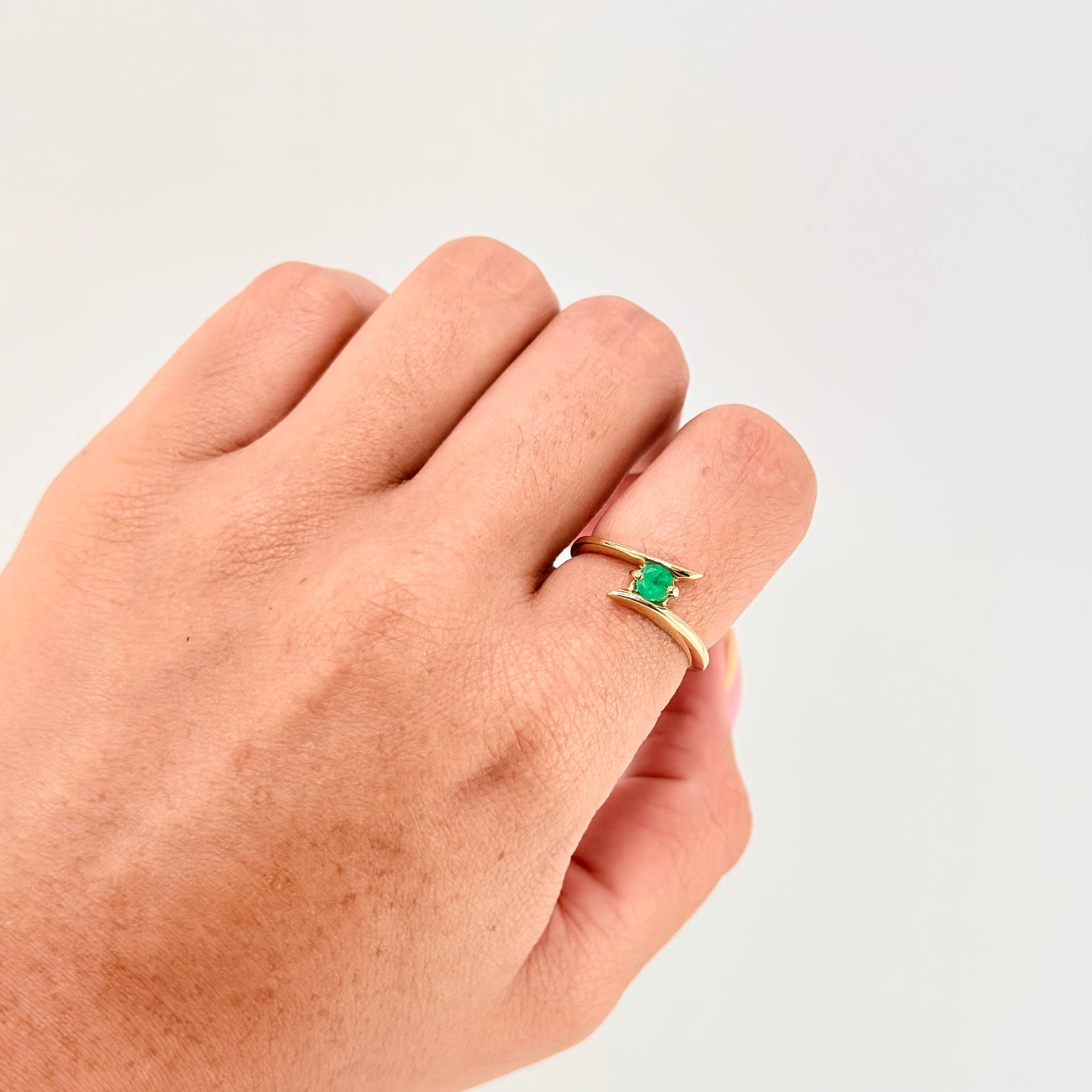 Fluctuating Waves Ring Emerald 25Pts 3 g / T6 3/4 18K Yellow Gold