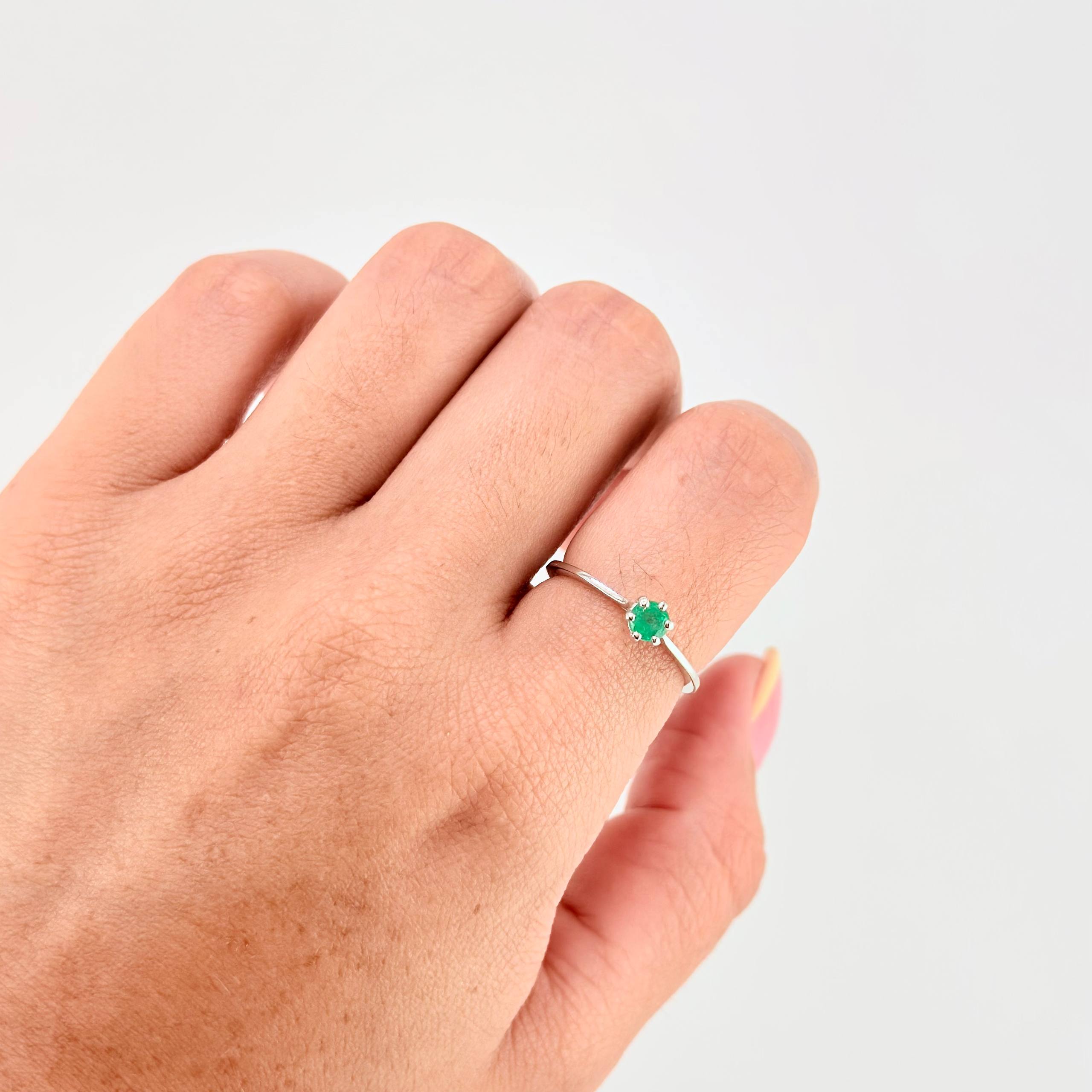 Anillo Solitario Esmeralda 18Pts 1.5 g / T6 3/4 Oro Blanco 18K