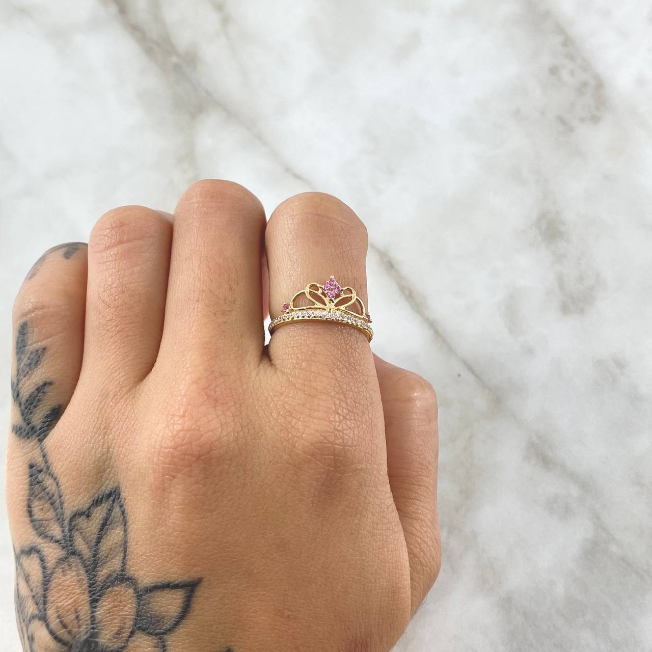 Anillo Corona Corazón Estilizado 1.4gr / T5 1/2 / Silueta Circones Blancos Rosados Oro Amarillo 18K ©