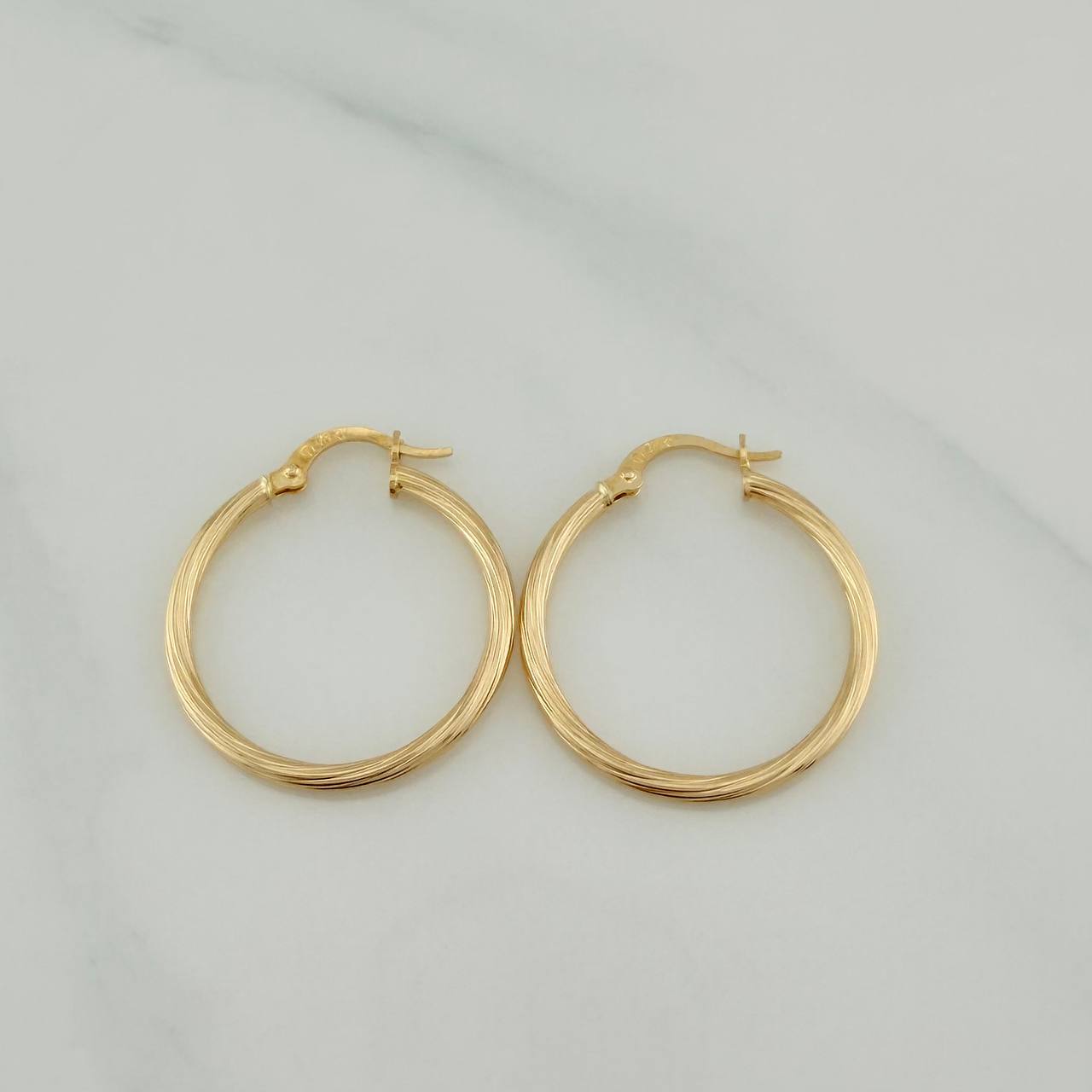 Lore Hoop Earrings 1.6 g / 1 in 18K Yellow Gold