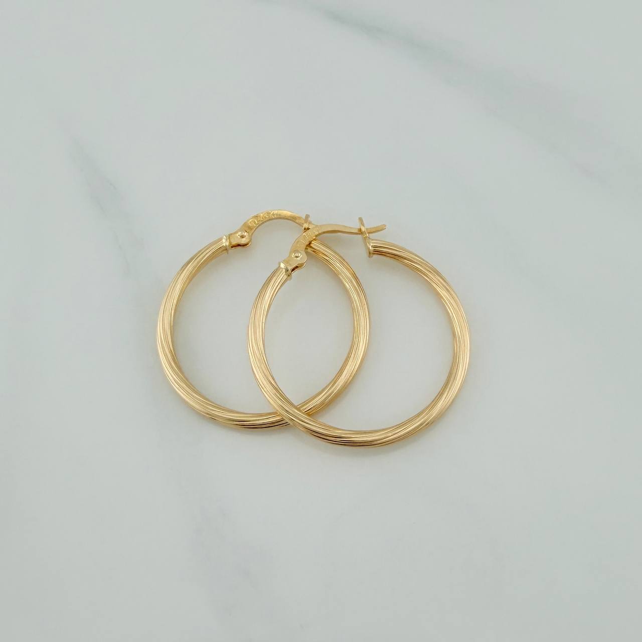 Lore Hoop Earrings 1.6 g / 1 in 18K Yellow Gold