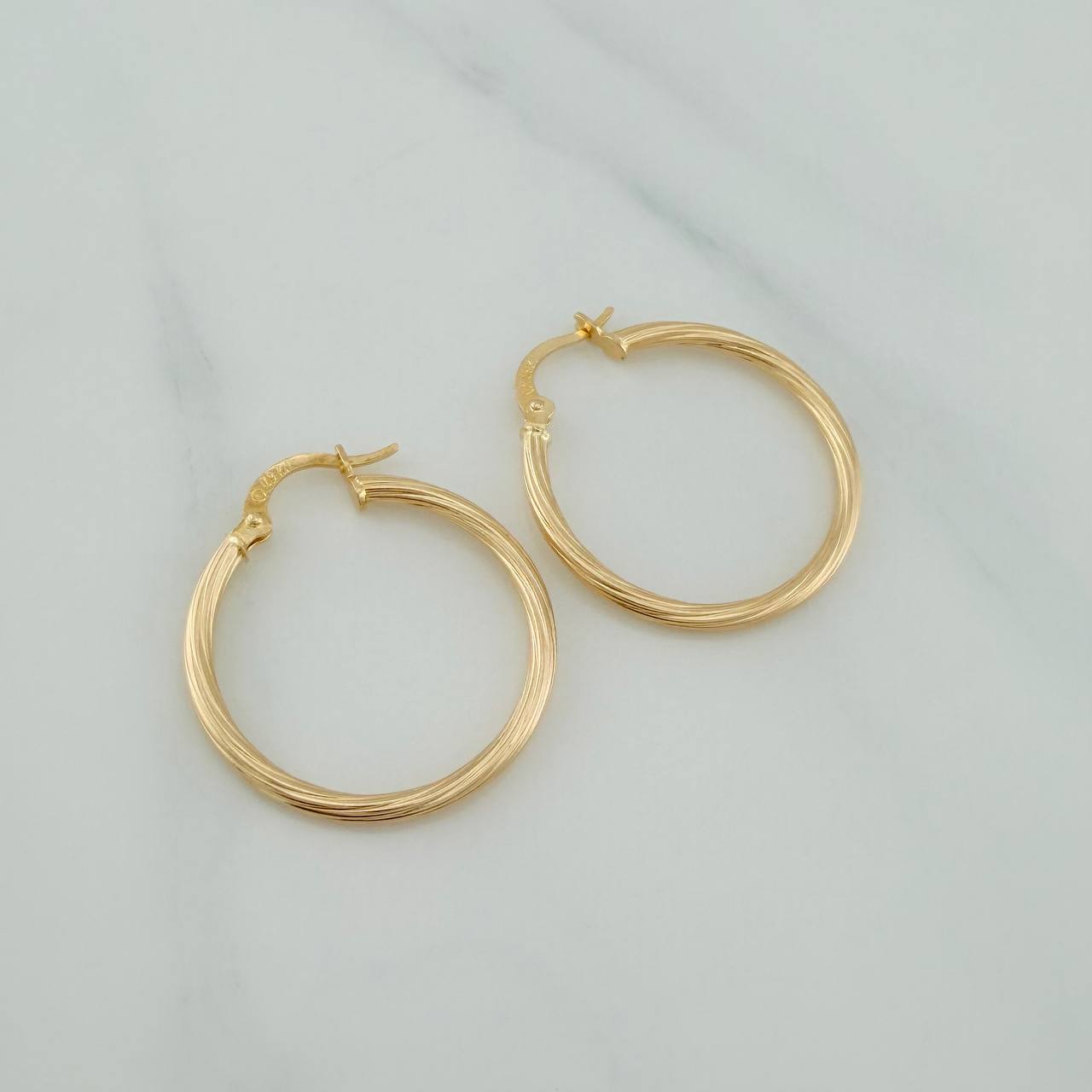 Lore Hoop Earrings 1.6 g / 1 in 18K Yellow Gold
