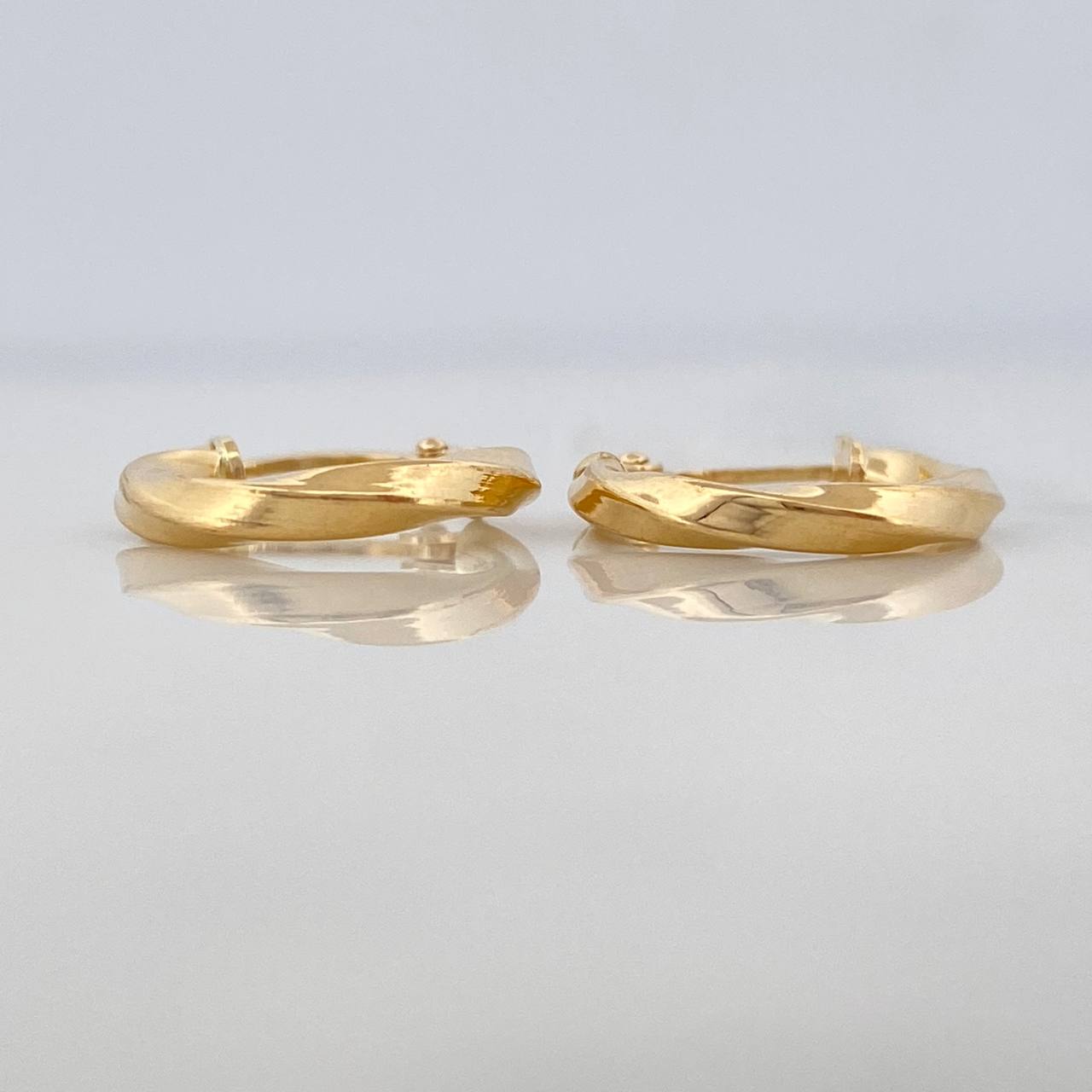 Candongas Kari 1.1 g / 1/2 in Oro Amarillo 18K