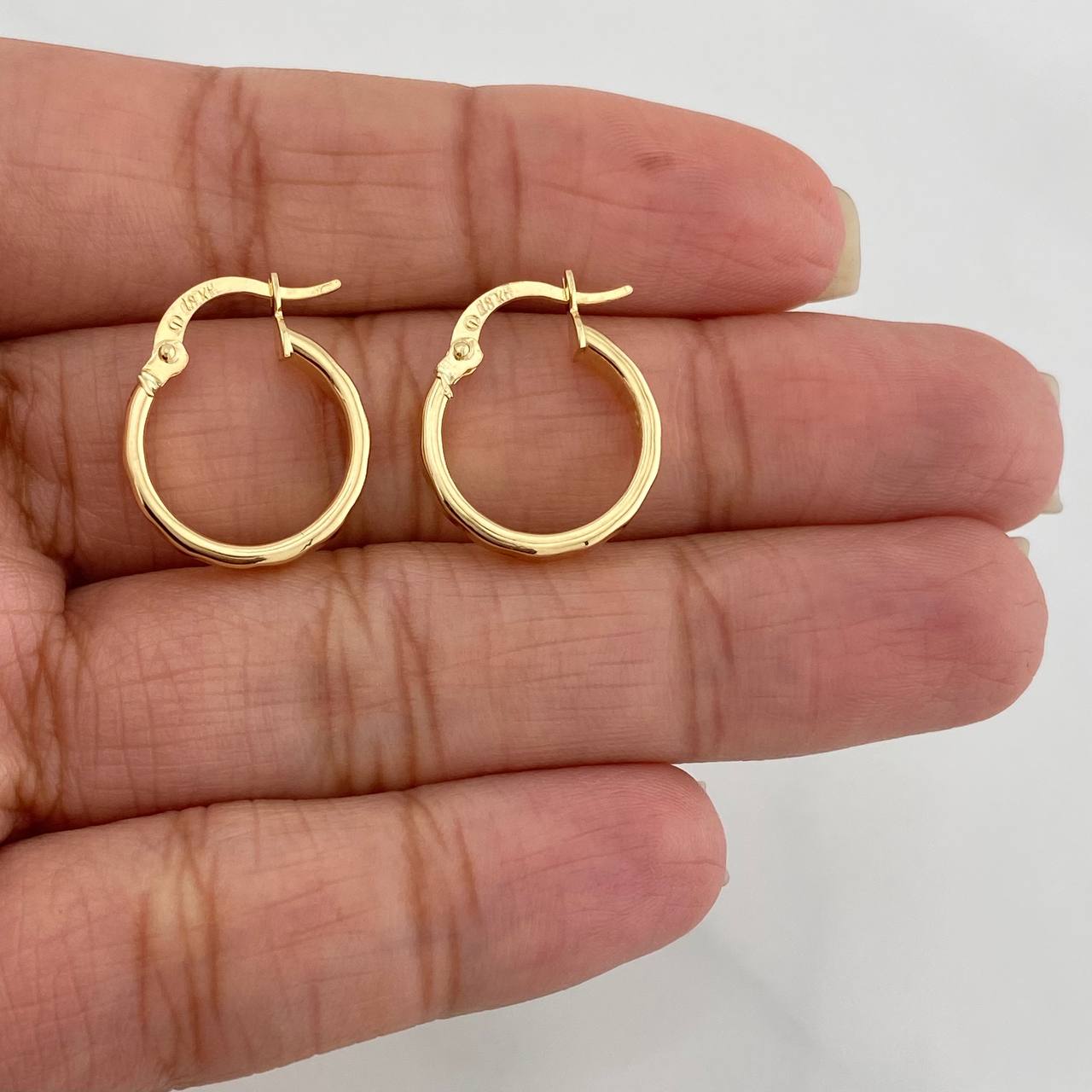 Somi Hoop Earrings 1.4 g / 3/4 in 18K Yellow Gold