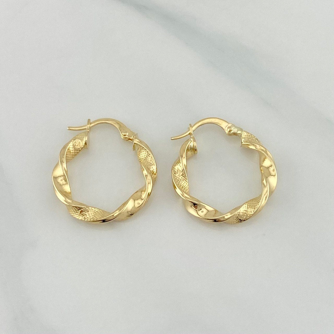 Twisted Screw Hoop Earrings 1.9 g / 1 in 18K Yellow Gold