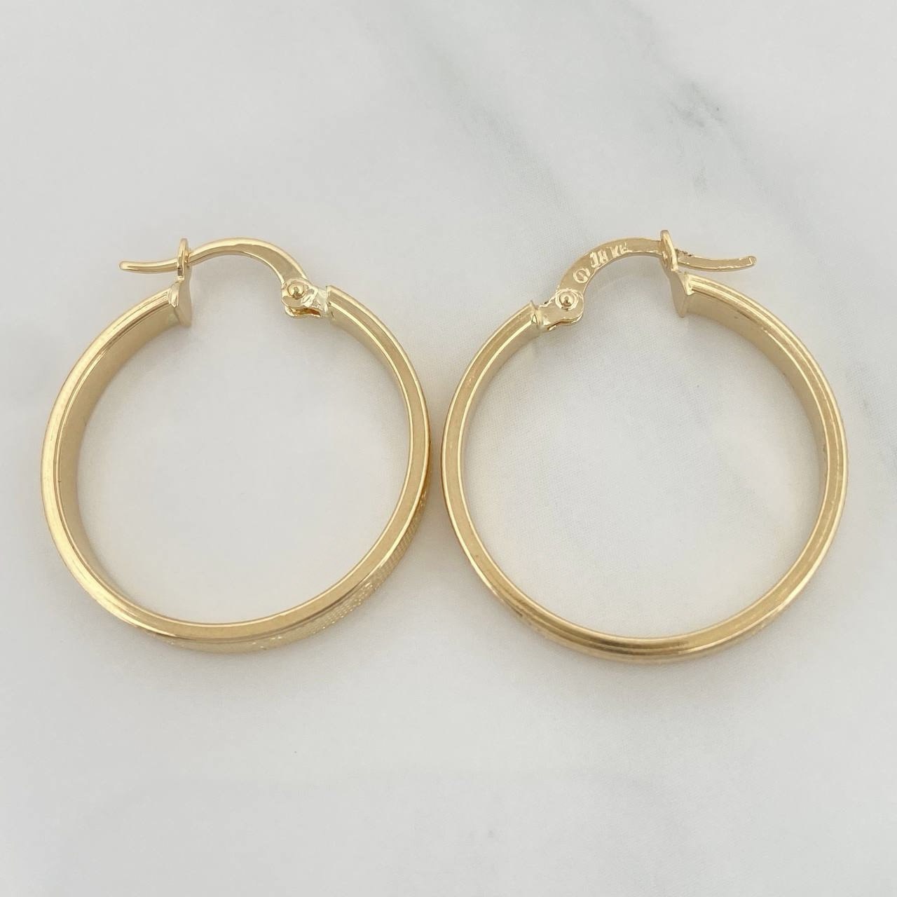 Screw Hoop Earrings 2.15 g / 1 in 18K Yellow Gold