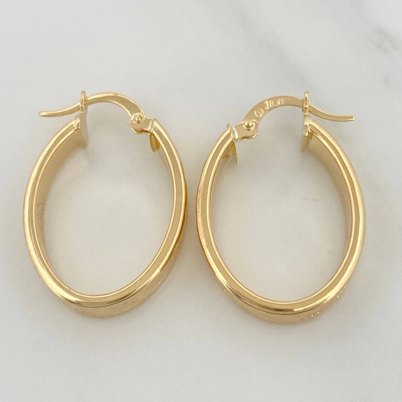 Tribal Oval Hoop Earrings 2.6 g / 1 in 18K Yellow Gold