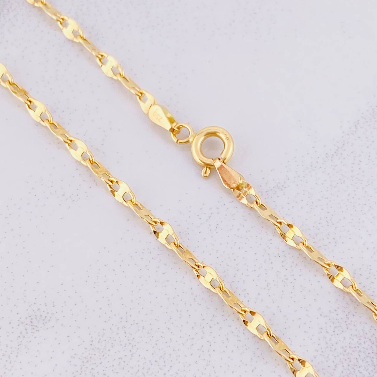 Cadena Crispeta 2.45g / 20 in / 2.7mm Oro Amarillo 18K