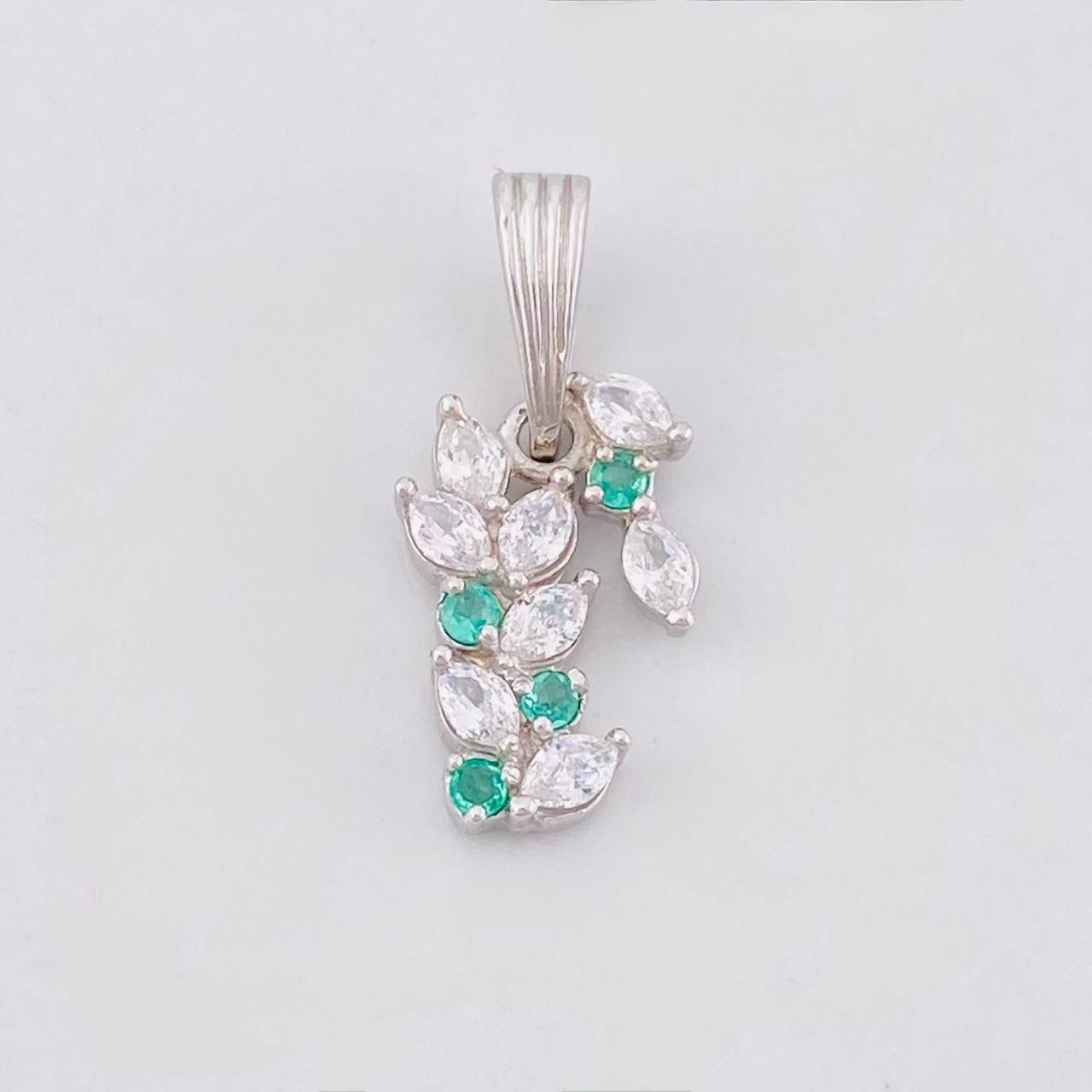 Pendant Sequential Leaves Emeralds 7pts 1.1g / 3/4 in Silver 925