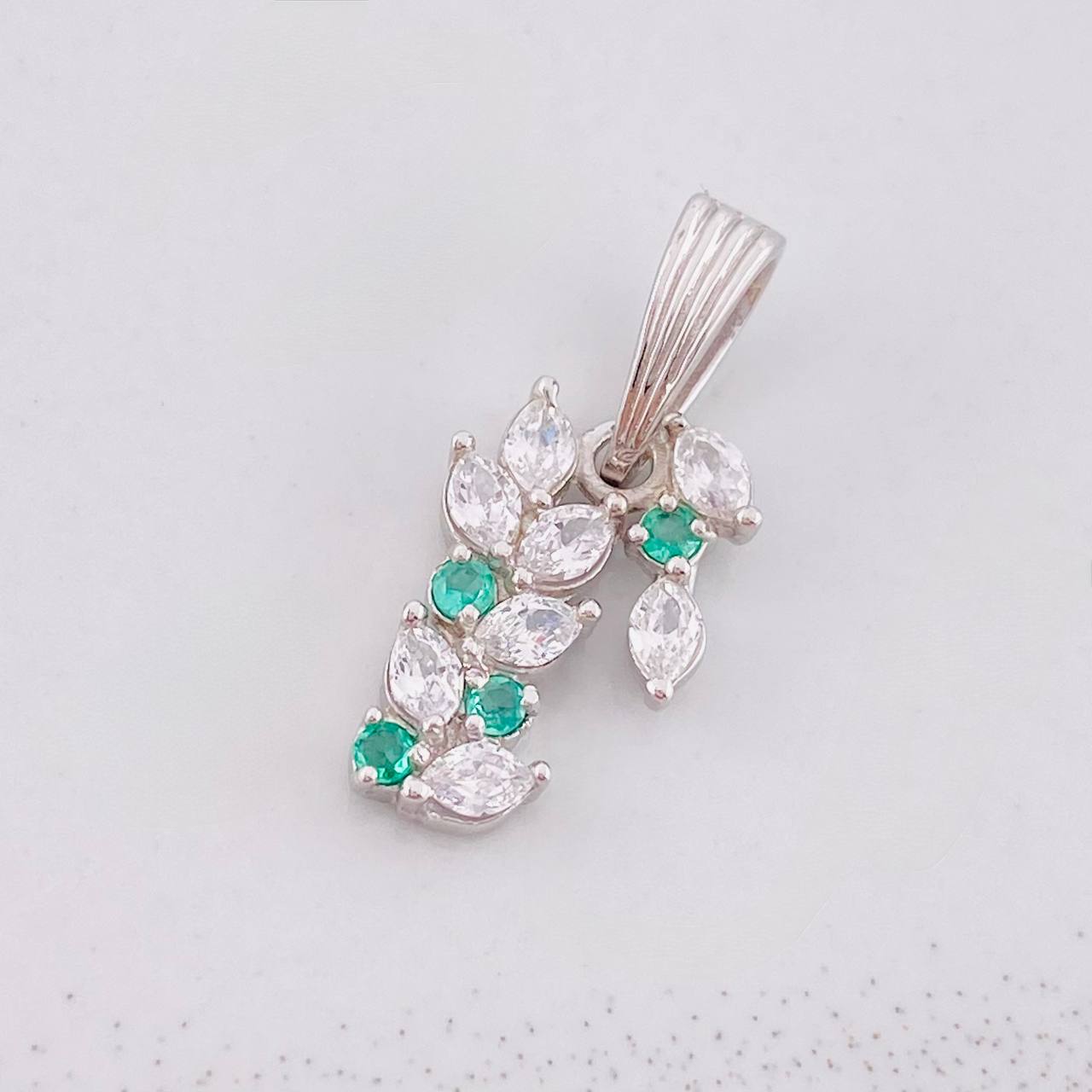 Pendant Sequential Leaves Emeralds 7pts 1.1g / 3/4 in Silver 925