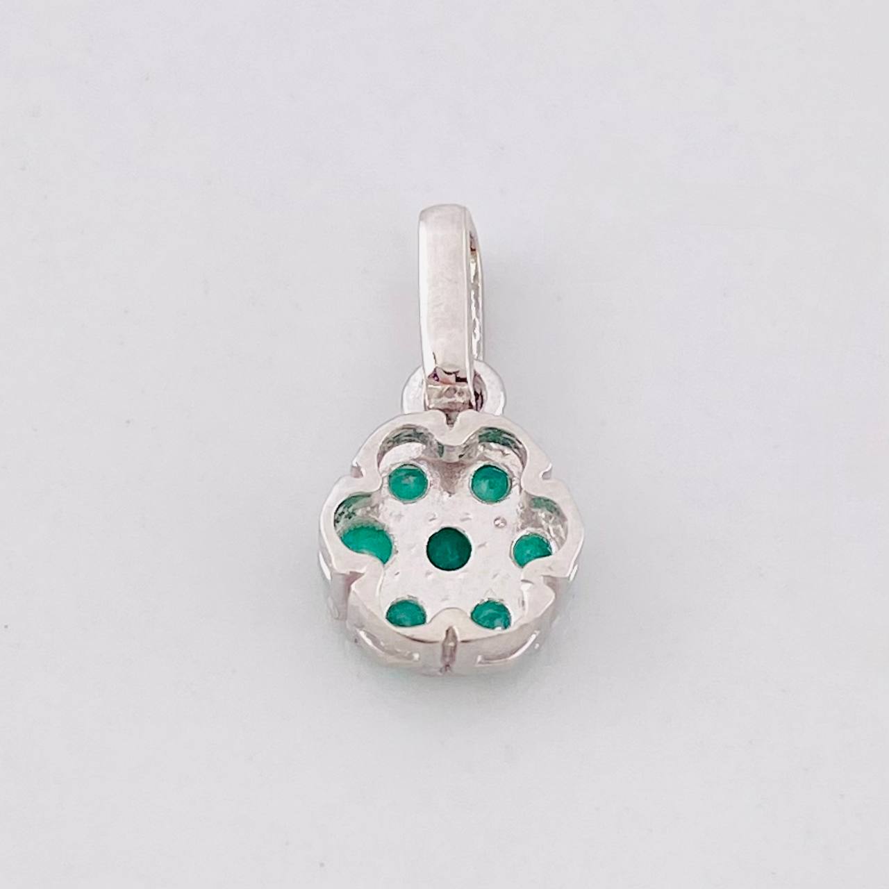 Pendant Flower Six Petals Emeralds 31pts 0.8g / 1/2 in Silver 925