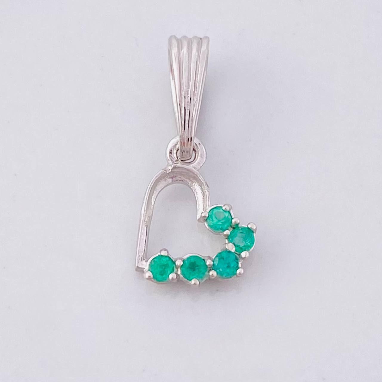 Dije Corazón Silueta Esmeraldas 10pts 0.6g / 3/4 in Plata 925