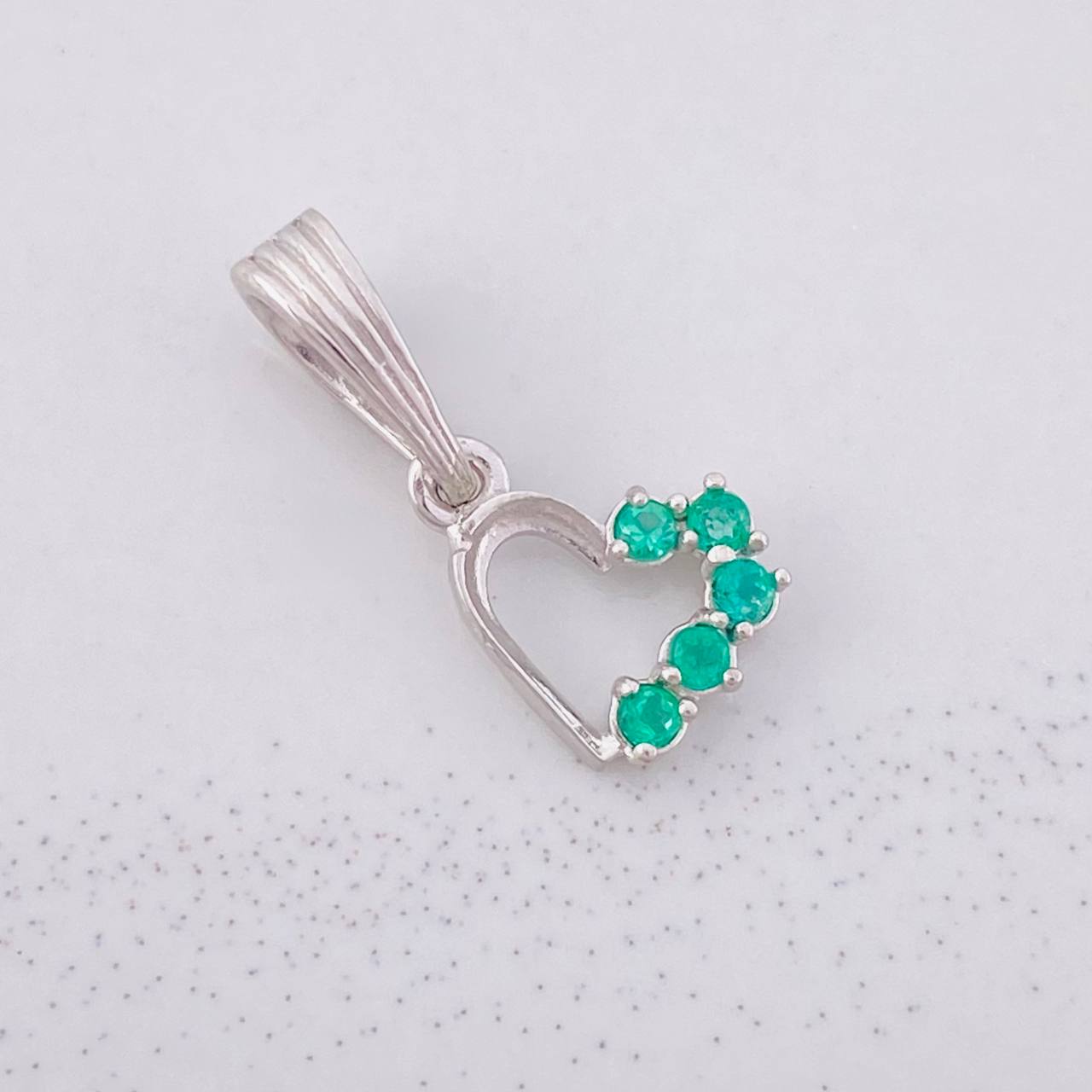 Dije Corazón Silueta Esmeraldas 10pts 0.6g / 3/4 in Plata 925