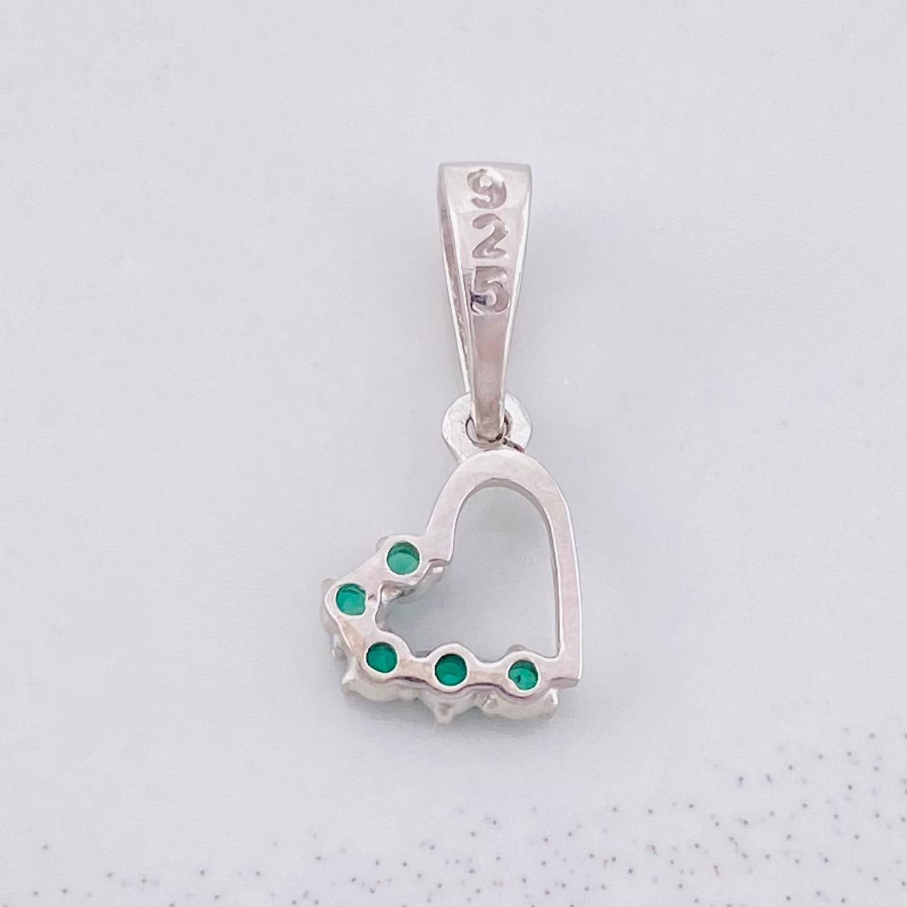 Dije Corazón Silueta Esmeraldas 10pts 0.6g / 3/4 in Plata 925