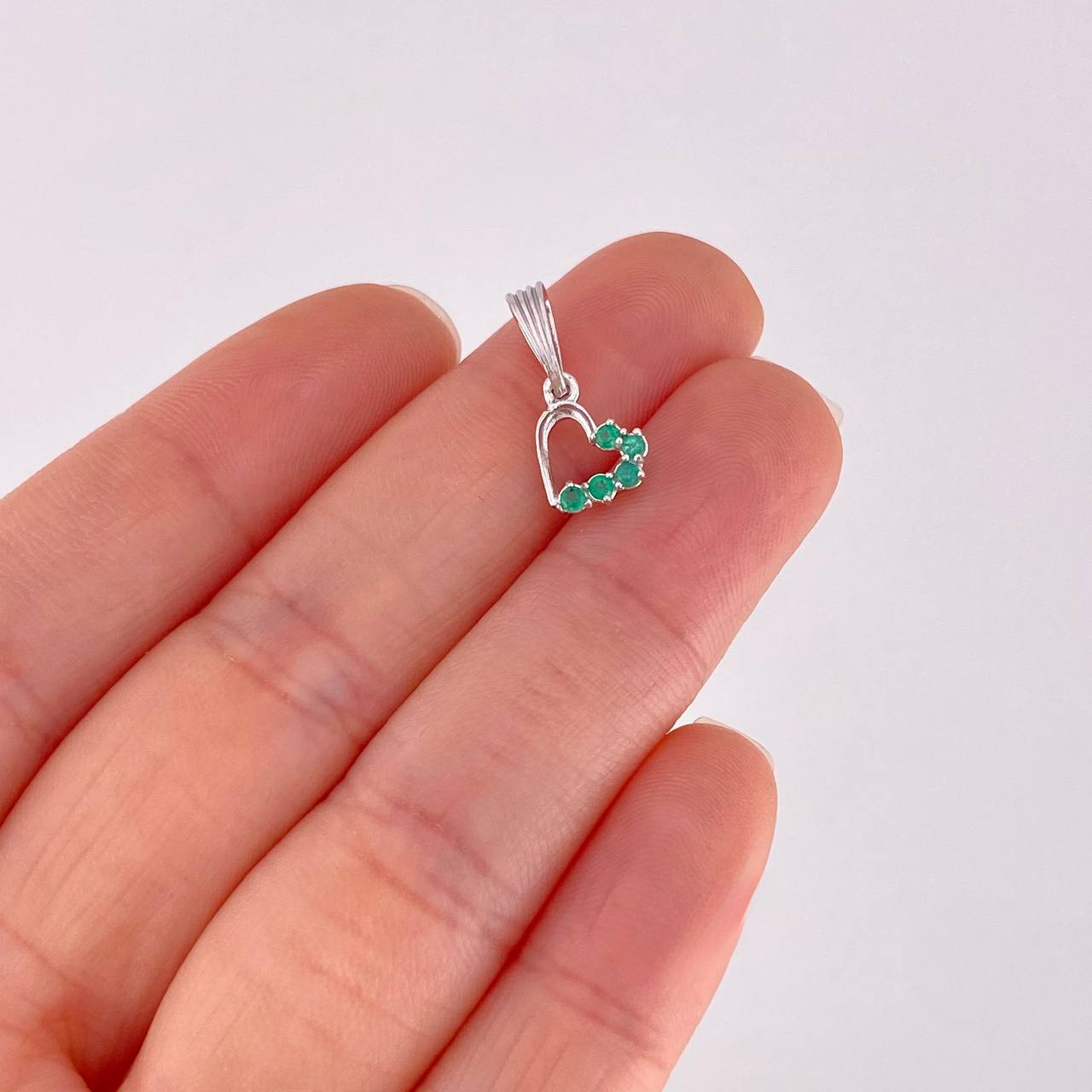 Dije Corazón Silueta Esmeraldas 10pts 0.6g / 3/4 in Plata 925