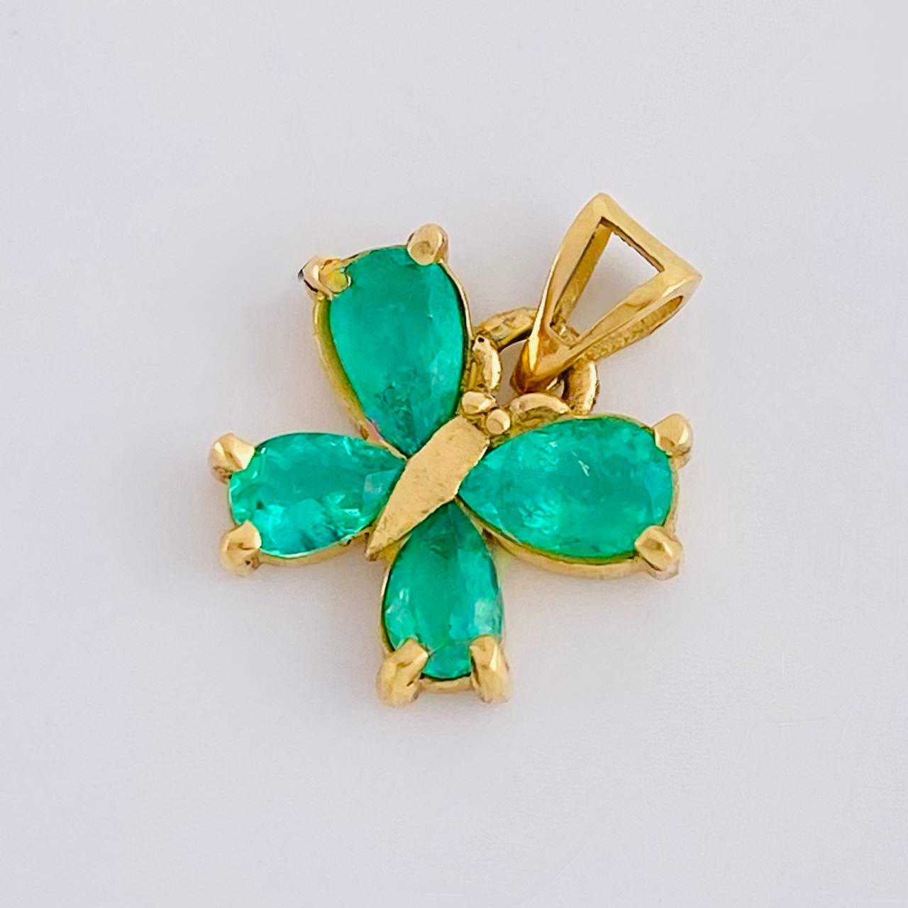 Pendant Rectangular Butterfly 55pts Emeralds 1.8gr / 3/4 in / 18K Yellow Gold *