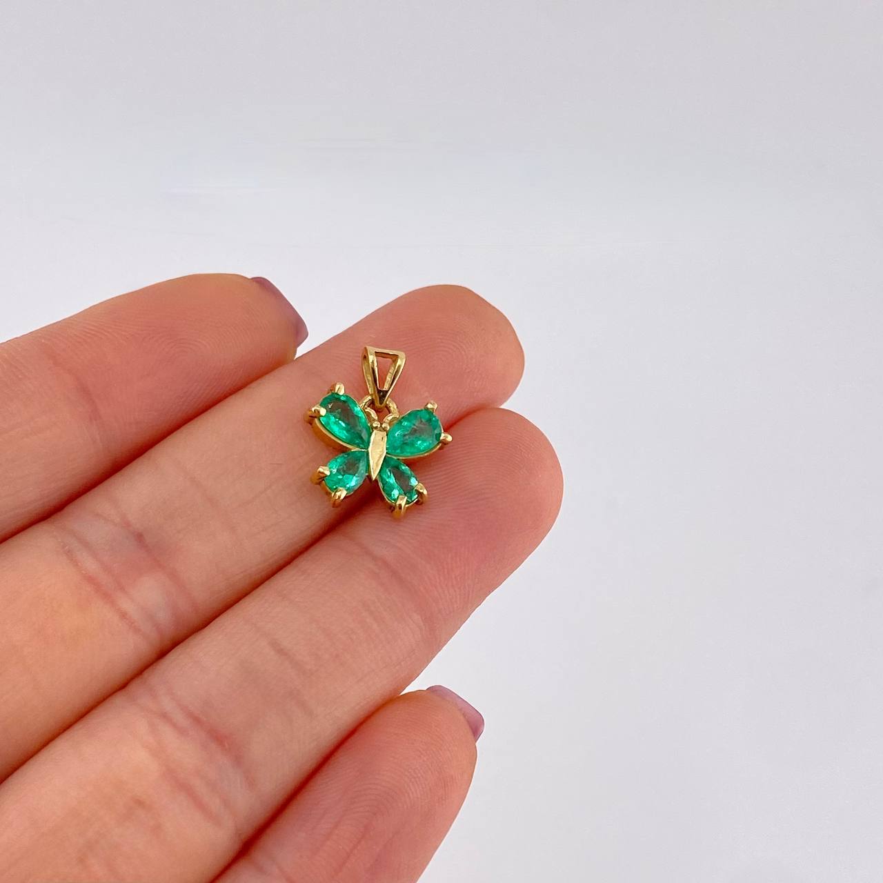 Pendant Rectangular Butterfly 55pts Emeralds 1.8gr / 3/4 in / 18K Yellow Gold *