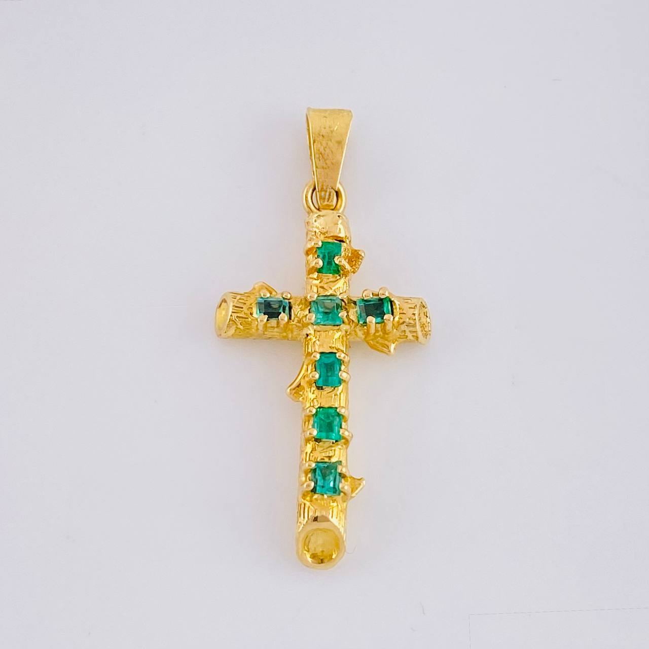 Dije Cruz Tronco Puntas Planas Esmeraldas 1,35 Qts 1.9 g / 1 1/4 in Oro Amarillo 18K