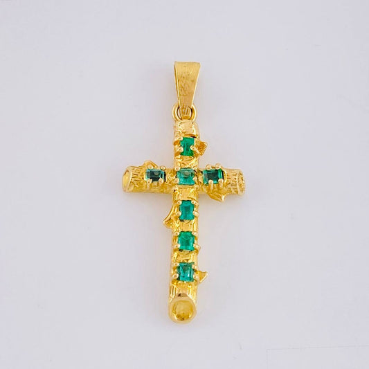Dije Cruz Tronco Puntas Planas Esmeraldas 1,35 Qts 1.9 g / 1 1/4 in Oro Amarillo 18K