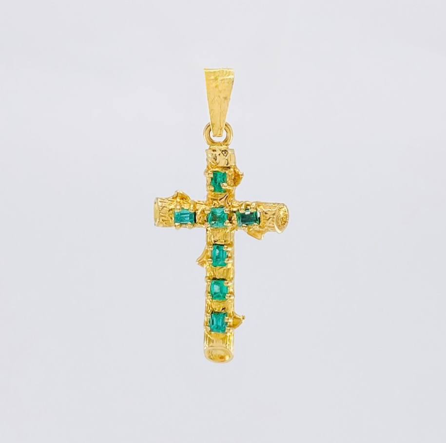 Dije Cruz Tronco Puntas Planas Esmeraldas 1,35 Qts 1.9 g / 1 1/4 in Oro Amarillo 18K
