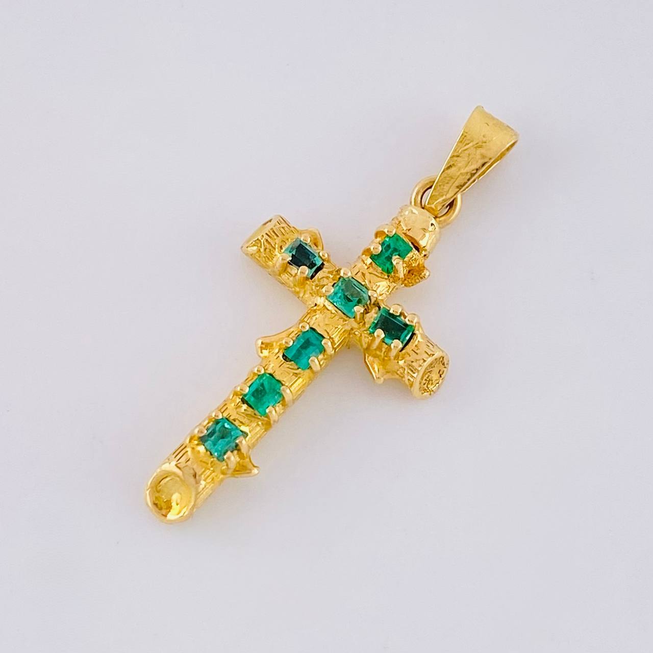 Dije Cruz Tronco Puntas Planas Esmeraldas 1,35 Qts 1.9 g / 1 1/4 in Oro Amarillo 18K