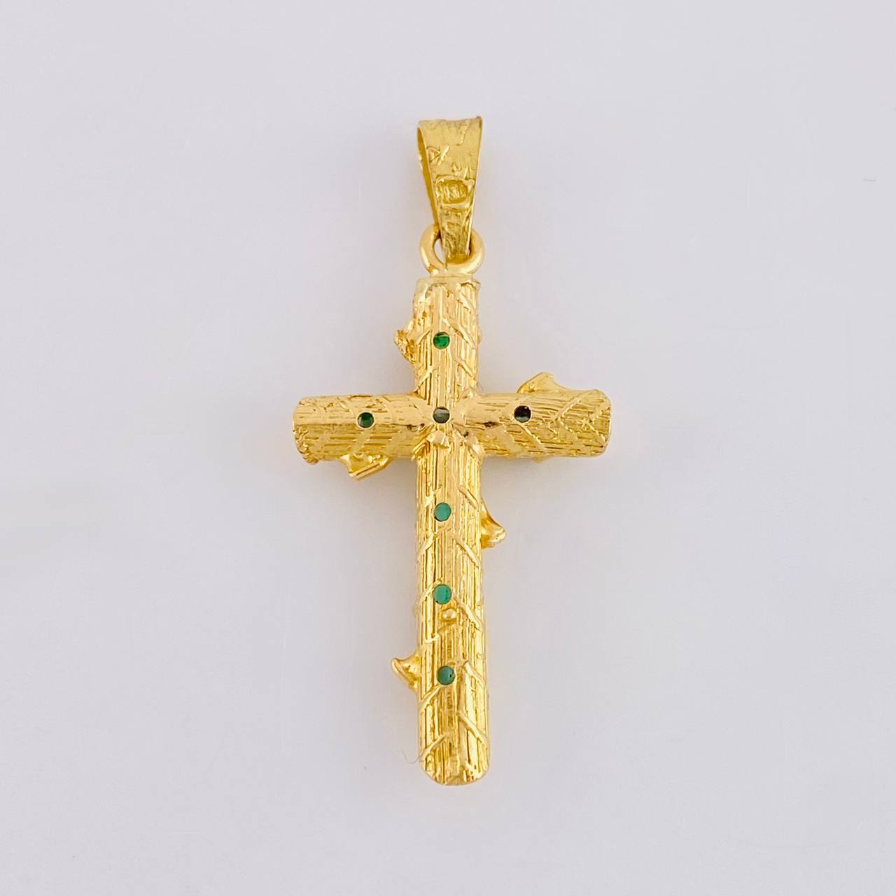 Dije Cruz Tronco Puntas Planas Esmeraldas 1,35 Qts 1.9 g / 1 1/4 in Oro Amarillo 18K
