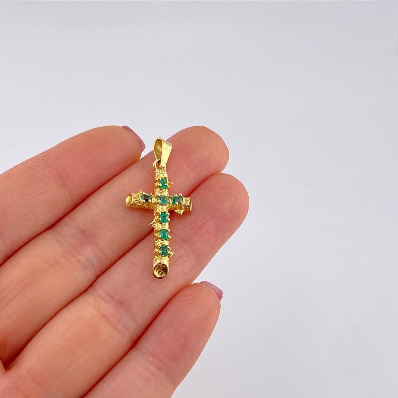 Dije Cruz Tronco Puntas Planas Esmeraldas 1,35 Qts 1.9 g / 1 1/4 in Oro Amarillo 18K