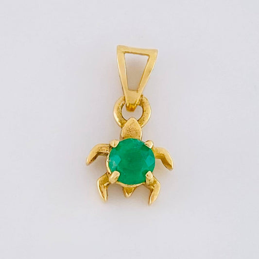 Dije Tortuga 25pts Esmeraldas 0.9gr / 1/2 in / Oro Amarillo 18K *