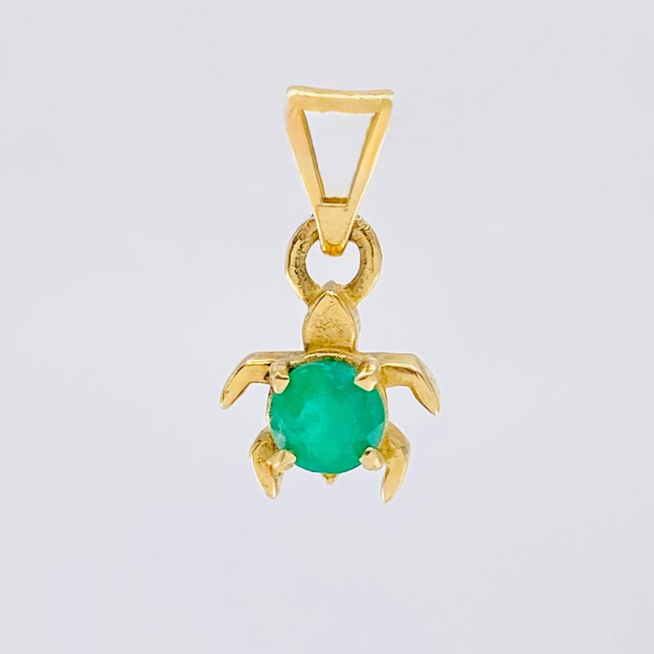 Dije Tortuga 25pts Esmeraldas 0.9gr / 1/2 in / Oro Amarillo 18K *