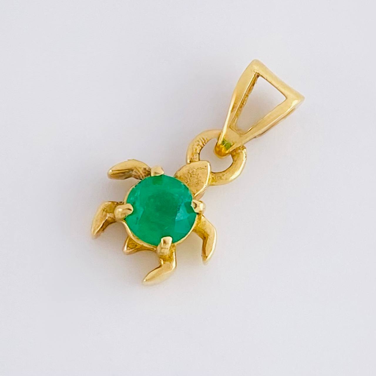 Dije Tortuga 25pts Esmeraldas 0.9gr / 1/2 in / Oro Amarillo 18K *