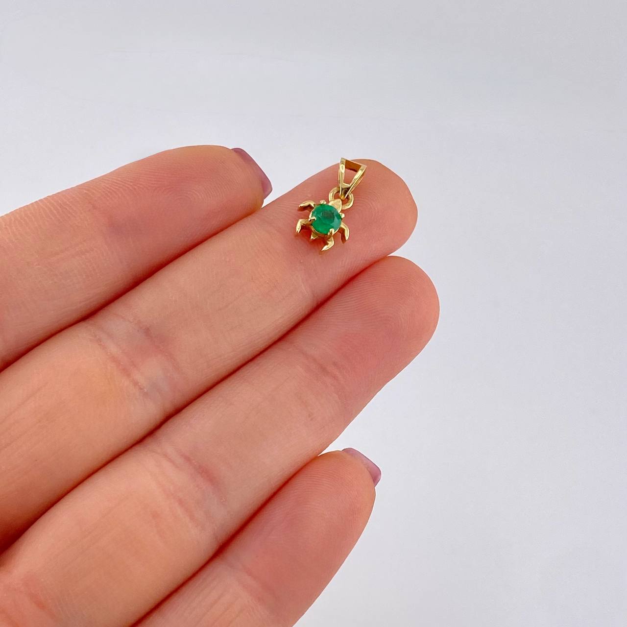 Dije Tortuga 25pts Esmeraldas 0.9gr / 1/2 in / Oro Amarillo 18K *