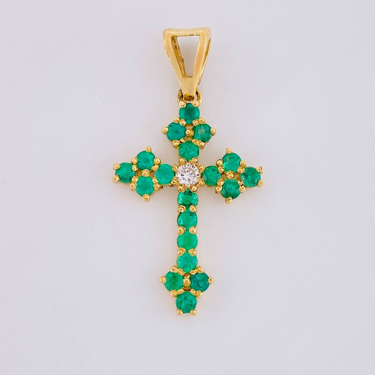 Dije Cruz Florencial 45pts Esmeraldas 8pts Diamantes 2gr / 1 1/4 in / Oro Amarillo 18K *