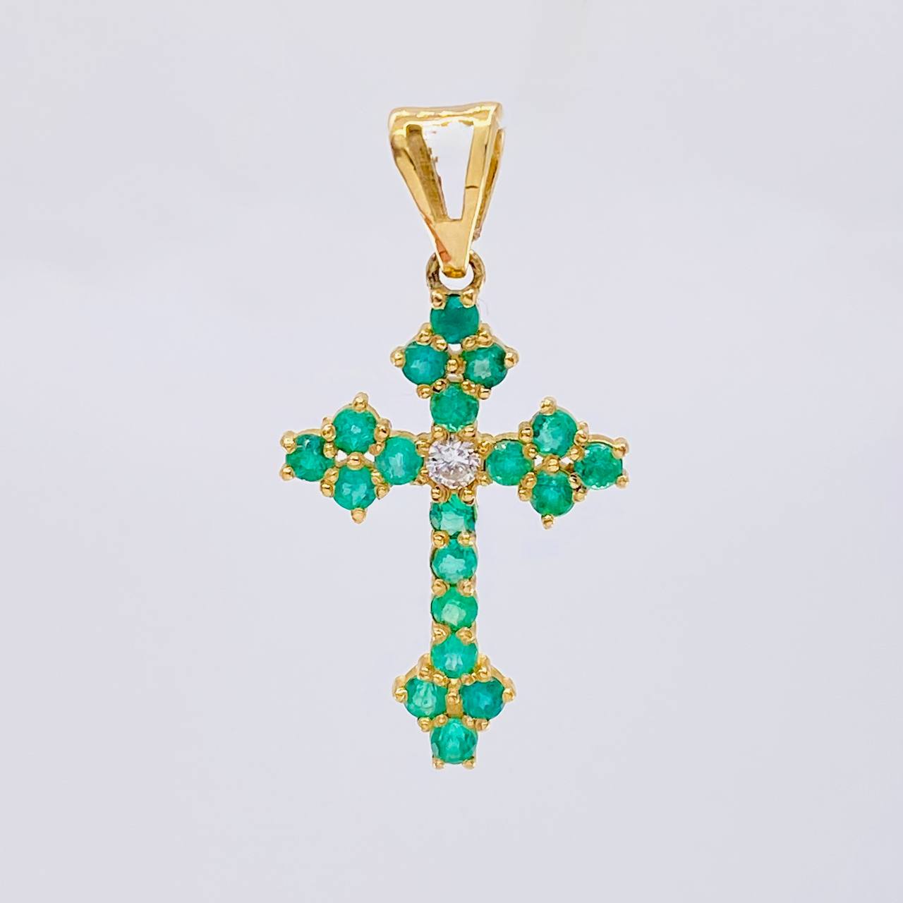 Dije Cruz Florencial 45pts Esmeraldas 8pts Diamantes 2gr / 1 1/4 in / Oro Amarillo 18K *