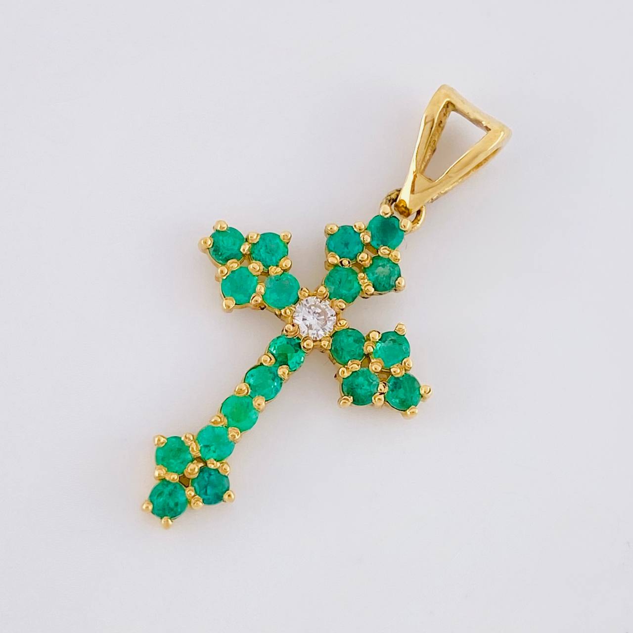 Dije Cruz Florencial 45pts Esmeraldas 8pts Diamantes 2gr / 1 1/4 in / Oro Amarillo 18K *