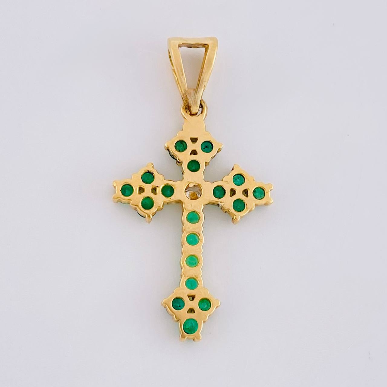 Dije Cruz Florencial 45pts Esmeraldas 8pts Diamantes 2gr / 1 1/4 in / Oro Amarillo 18K *