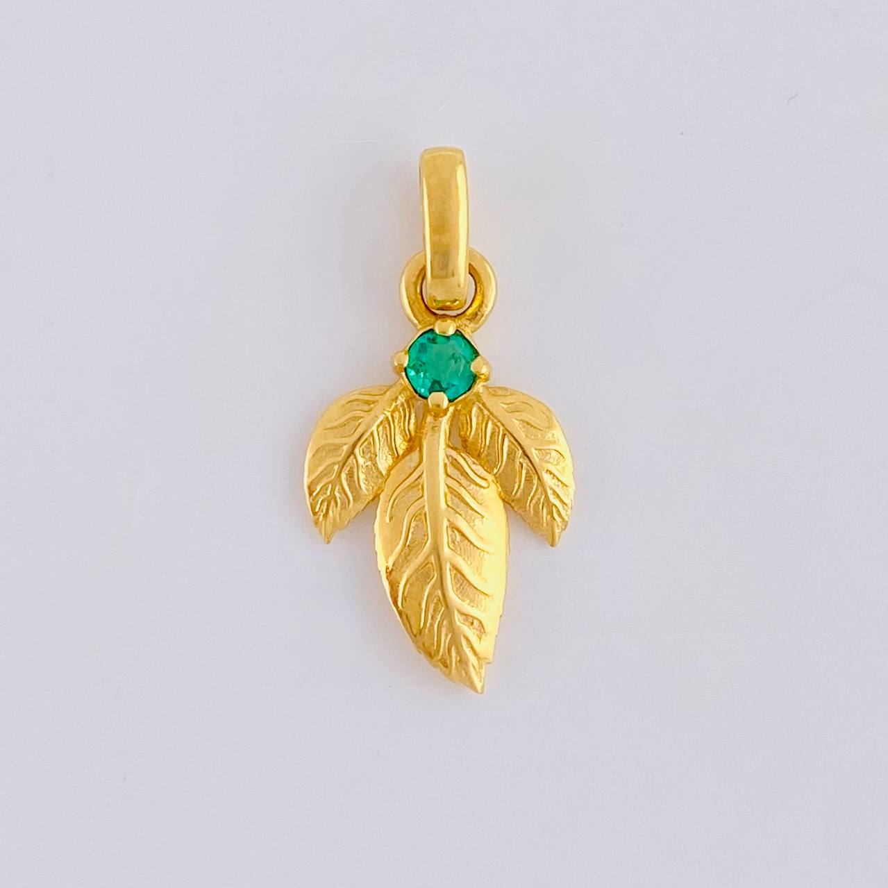 Pendant Triple Sheet 1.7gr / 2.3cm / Emerald 9pts Yellow Gold (Jewel) *