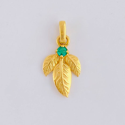 Dije Hoja Triple 1.7gr / 2.3cm / Esmeralda 9pts Oro Amarillo (Joya) *