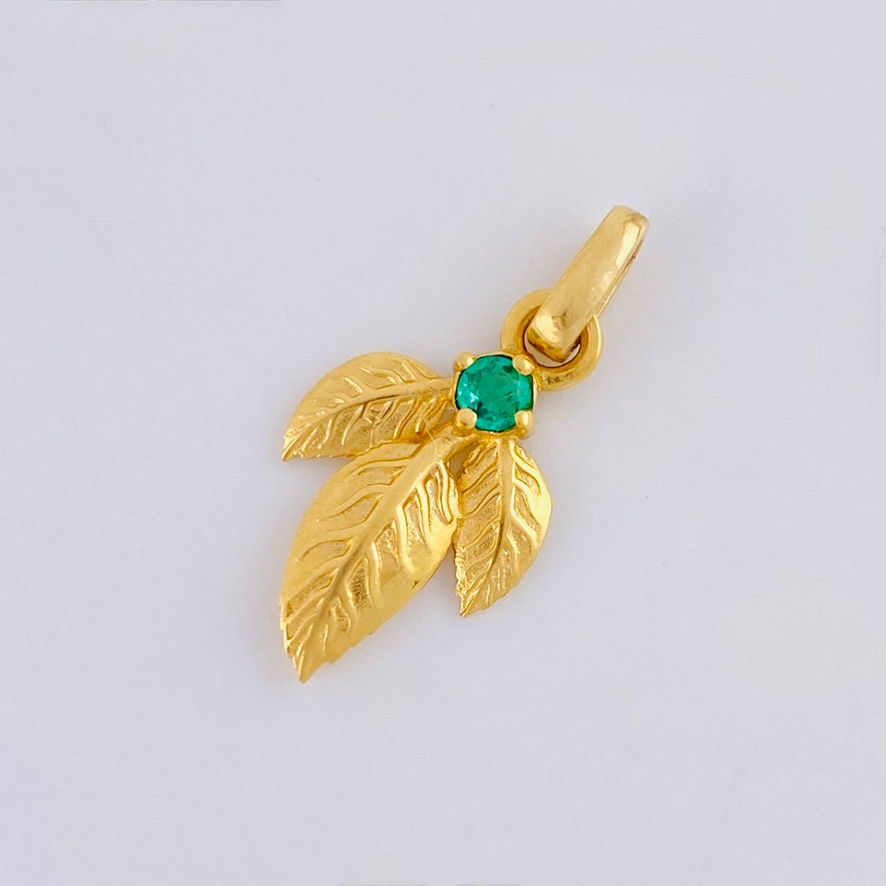 Pendant Triple Sheet 1.7gr / 2.3cm / Emerald 9pts Yellow Gold (Jewel) *