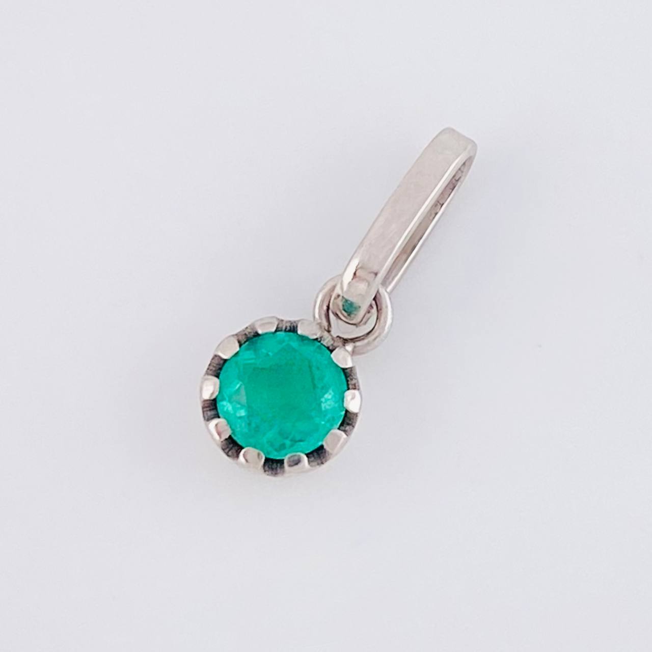 Dije Circulo Bordado 0.85gr / 1.5cm / 30 pts Esmeraldas Oro Blanco 18K (Joya) *