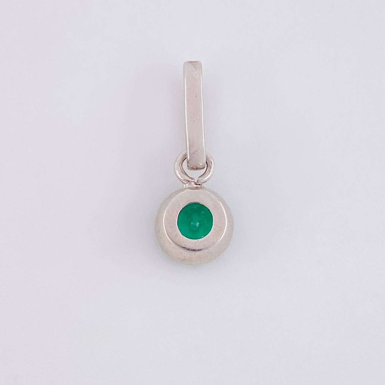 Dije Circulo Bordado 0.85gr / 1.5cm / 30 pts Esmeraldas Oro Blanco 18K (Joya) *