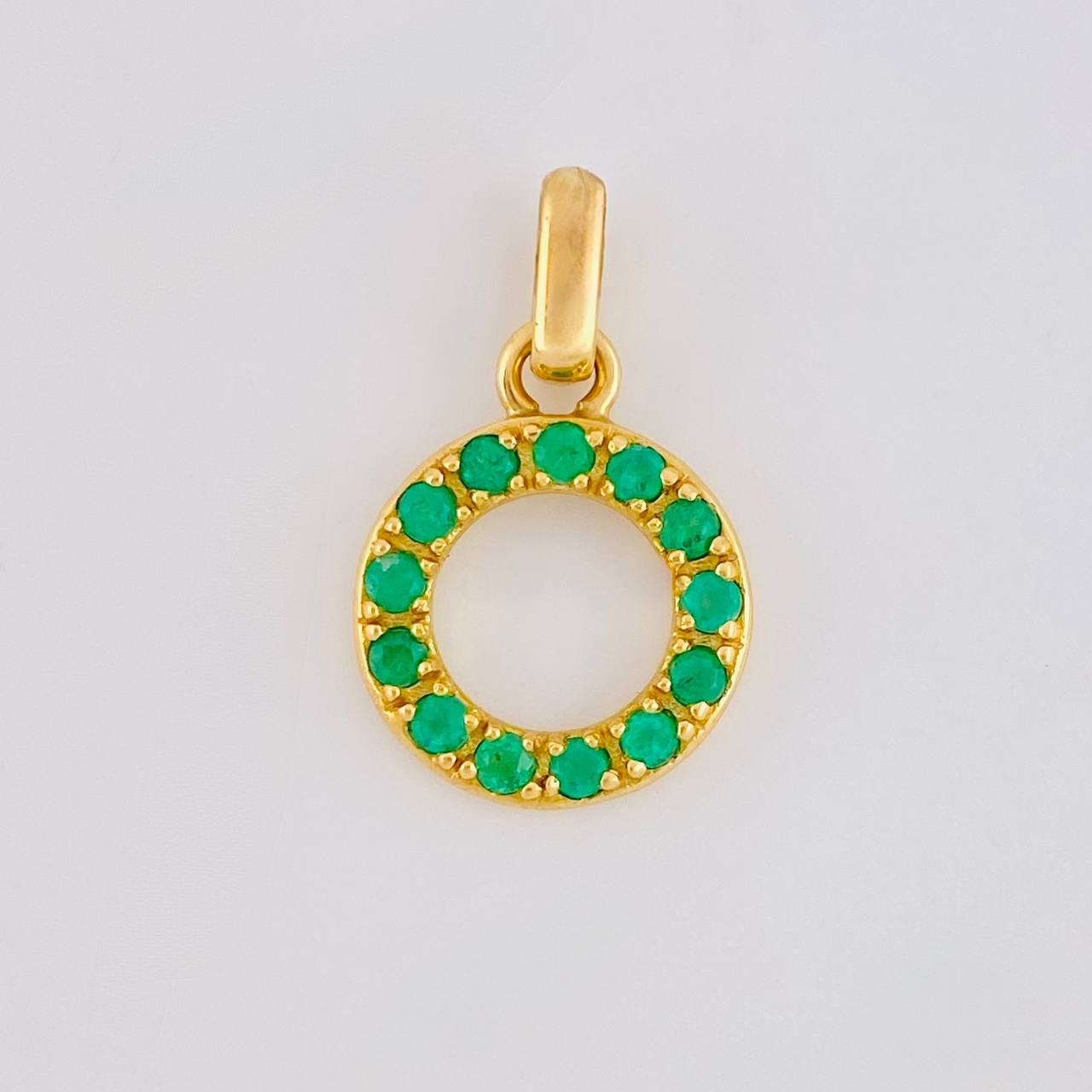 Dije Circulo 26pts Esmeraldas 1.75gr / 3/4 in / Oro Amarillo 18K *