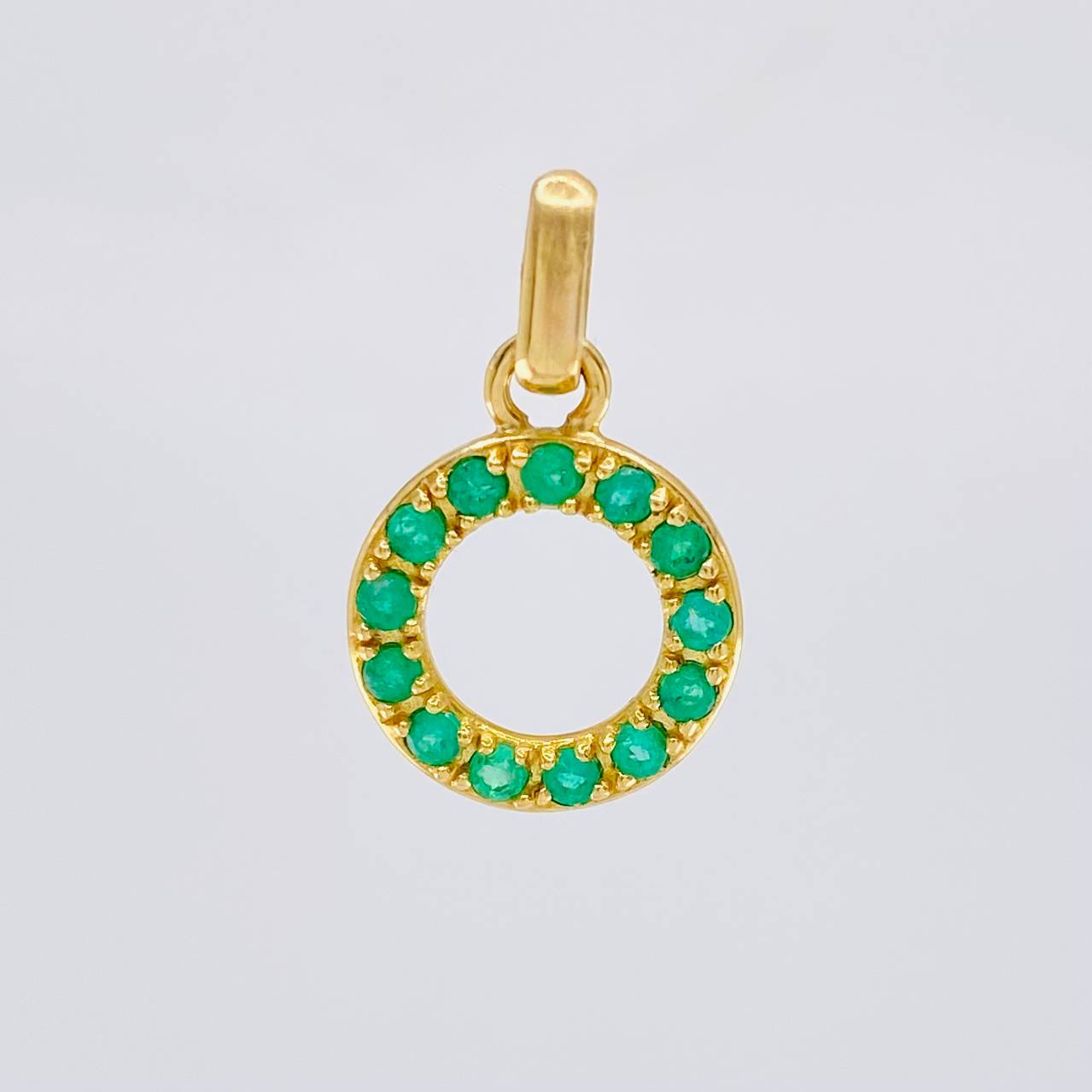 Dije Circulo 26pts Esmeraldas 1.75gr / 3/4 in / Oro Amarillo 18K *