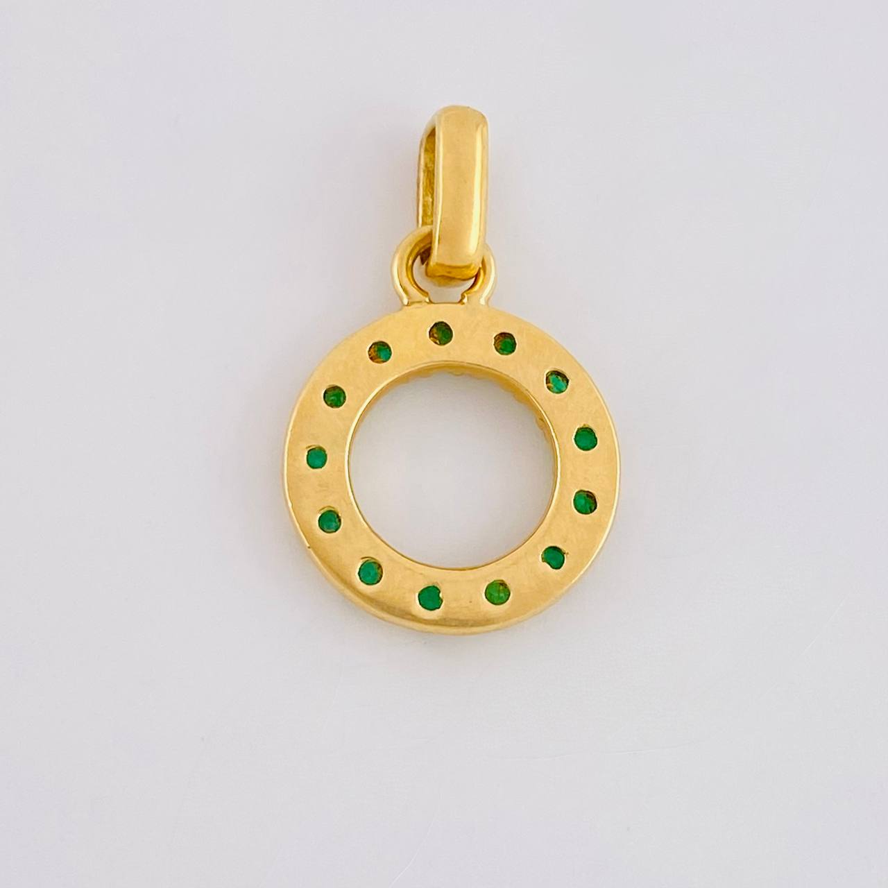 Dije Circulo 26pts Esmeraldas 1.75gr / 3/4 in / Oro Amarillo 18K *