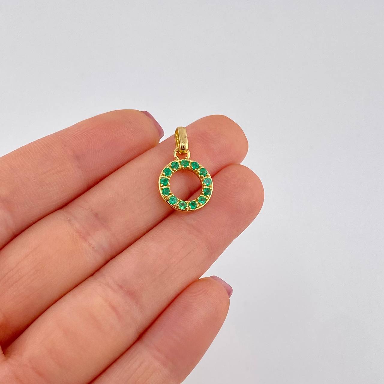 Dije Circulo 26pts Esmeraldas 1.75gr / 3/4 in / Oro Amarillo 18K *