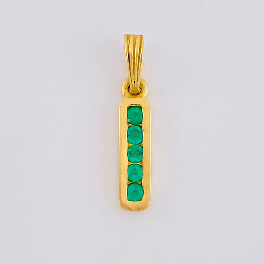 Dije Carril Recto 1.35gr / 2.1cm / Esmeraldas 19pts Oro Amarillo 18K (Joya) *