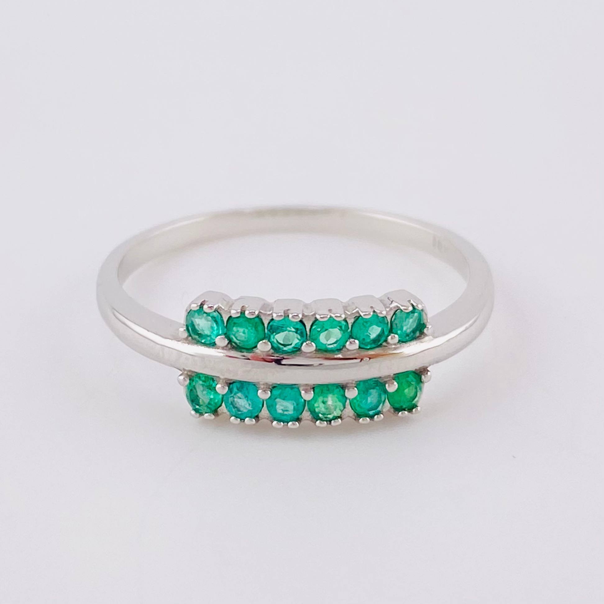 Anillo Rama Linea Doble 2.5gr / T7 1/2 / Esmeraldas 37pts Oro Blanco 18K (Joya) *