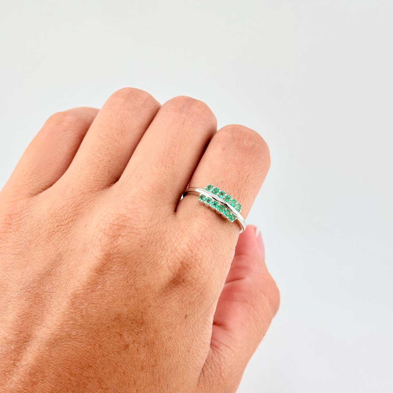 Anillo Rama Linea Doble 2.5gr / T7 1/2 / Esmeraldas 37pts Oro Blanco 18K (Joya) *